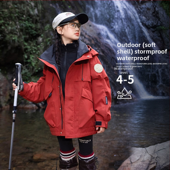 Mergaitėms kviltuota su gobtovu striukė – poliesteris, fliso pamušalas, atsparumas vandeniui 5000 mm, kvėpavimo geba 10001–15000 mm, amžiaus grupė 13–16 metų