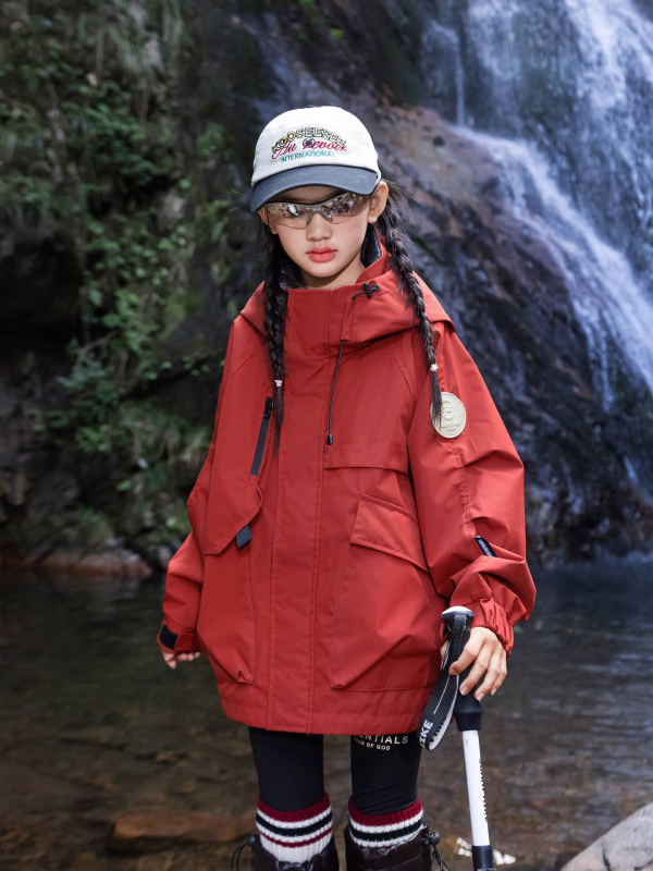 Mergaitėms kviltuota su gobtovu striukė – poliesteris, fliso pamušalas, atsparumas vandeniui 5000 mm, kvėpavimo geba 10001–15000 mm, amžiaus grupė 13–16 metų