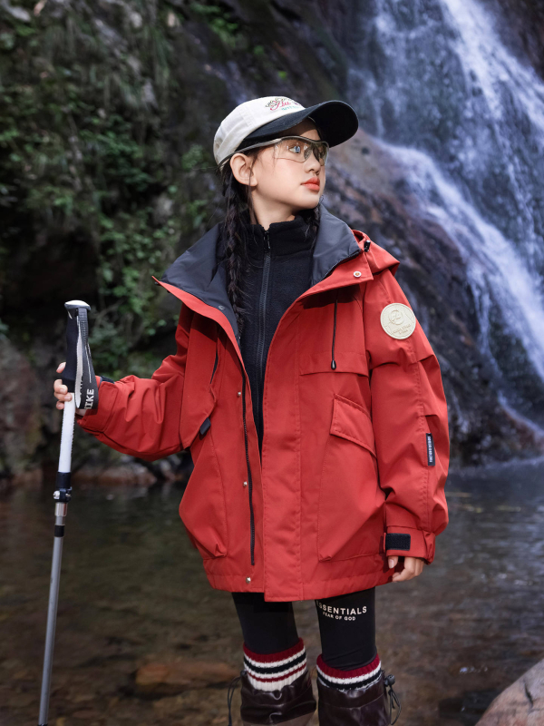 Mergaitėms kviltuota su gobtovu striukė – poliesteris, fliso pamušalas, atsparumas vandeniui 5000 mm, kvėpavimo geba 10001–15000 mm, amžiaus grupė 13–16 metų