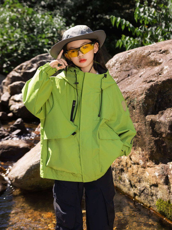 Mergaitėms kviltuota su gobtovu striukė – poliesteris, fliso pamušalas, atsparumas vandeniui 5000 mm, kvėpavimo geba 10001–15000 mm, amžiaus grupė 13–16 metų