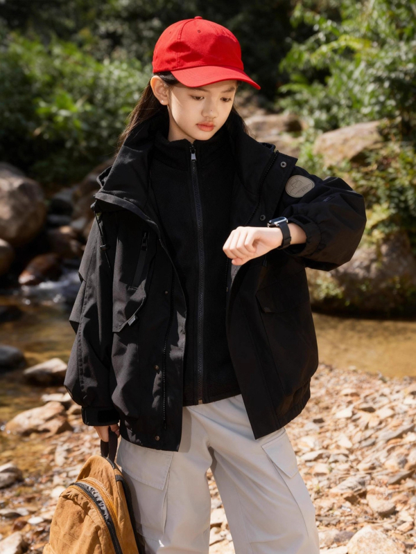 Mergaitėms kviltuota su gobtovu striukė – poliesteris, fliso pamušalas, atsparumas vandeniui 5000 mm, kvėpavimo geba 10001–15000 mm, amžiaus grupė 13–16 metų