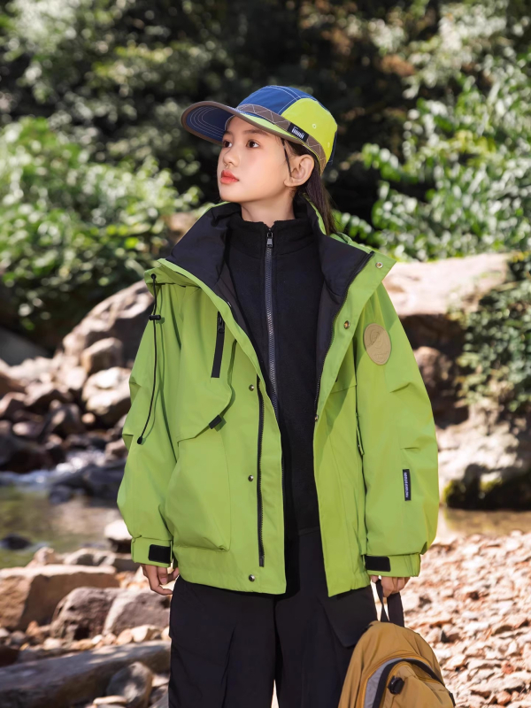 Mergaitėms kviltuota su gobtovu striukė – poliesteris, fliso pamušalas, atsparumas vandeniui 5000 mm, kvėpavimo geba 10001–15000 mm, amžiaus grupė 13–16 metų