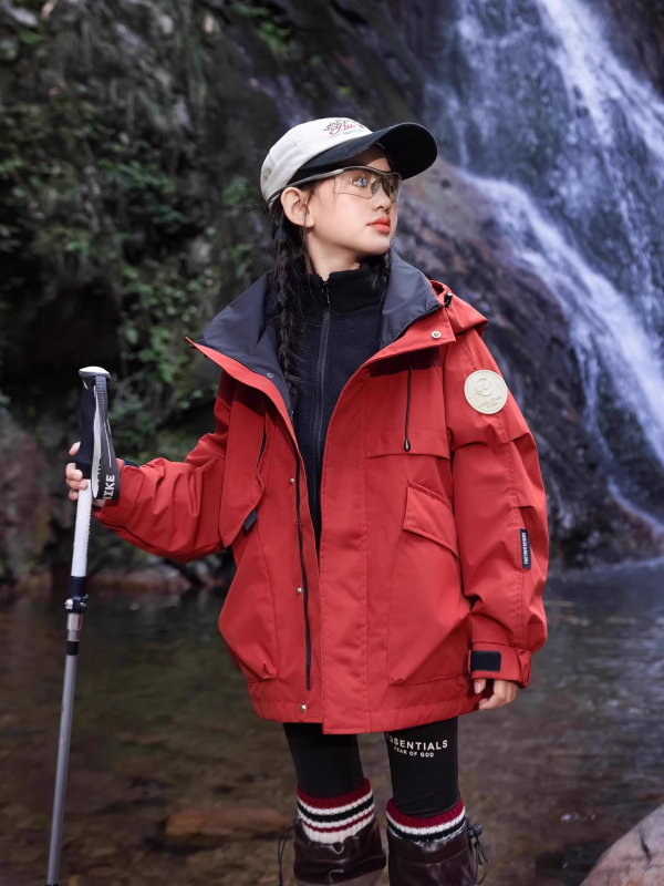 Mergaitėms kviltuota su gobtovu striukė – poliesteris, fliso pamušalas, atsparumas vandeniui 5000 mm, kvėpavimo geba 10001–15000 mm, amžiaus grupė 13–16 metų