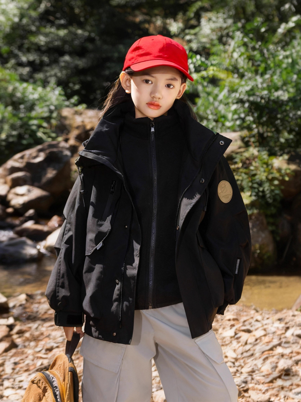 Mergaitėms kviltuota su gobtovu striukė – poliesteris, fliso pamušalas, atsparumas vandeniui 5000 mm, kvėpavimo geba 10001–15000 mm, amžiaus grupė 13–16 metų