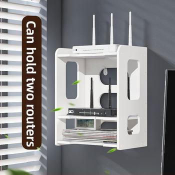 Sešstāvu sienas plaukts maršrutētājam un kabeliem ar caurumiem, no mākslīgās plāksnes