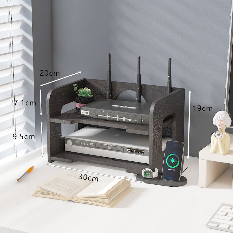 Sešstāvu sienas plaukts maršrutētājam un kabeliem ar caurumiem, no mākslīgās plāksnes