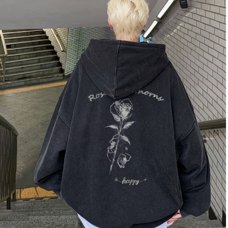 Muški hoodie s kapuljom, 96% pamuk, labav kroj, teško opran i izlizani završetak, jesen.