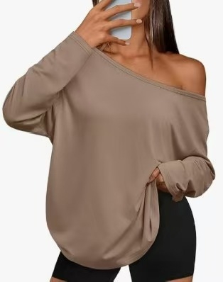 Pleteni top s dugim rukavima i šiljanim ovratnikom, slobodan kroj, srednja duljina, 3D uzorak, materijal Brushed Milk Silk, 95% poliester