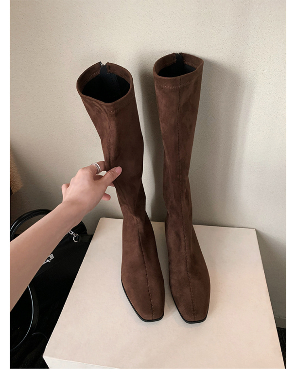 Velūriniai kelių ilgio batai su 5 cm aukščio padidėjimu, kvadratinė nosis, storas kulnas 3–5 cm, rudens-žiemos sezonui.