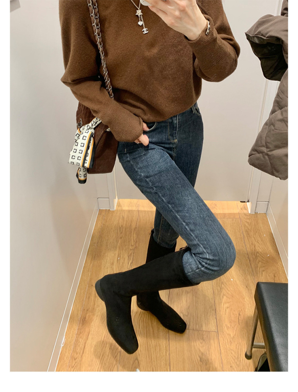 Velūriniai kelių ilgio batai su 5 cm aukščio padidėjimu, kvadratinė nosis, storas kulnas 3–5 cm, rudens-žiemos sezonui.