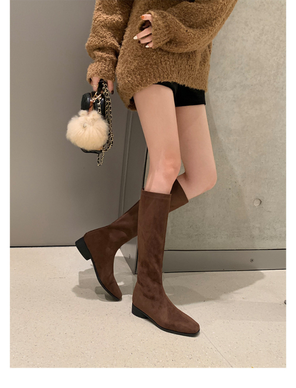 Velūriniai kelių ilgio batai su 5 cm aukščio padidėjimu, kvadratinė nosis, storas kulnas 3–5 cm, rudens-žiemos sezonui.