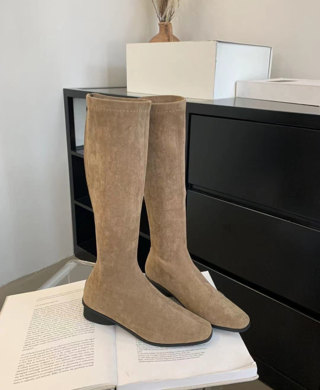 Velūriniai kelių ilgio batai su 5 cm aukščio padidėjimu, kvadratinė nosis, storas kulnas 3–5 cm, rudens-žiemos sezonui.