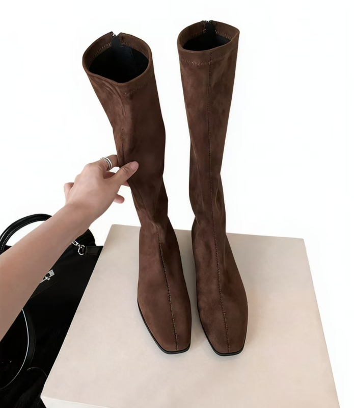 Velūriniai kelių ilgio batai su 5 cm aukščio padidėjimu, kvadratinė nosis, storas kulnas 3–5 cm, rudens-žiemos sezonui.