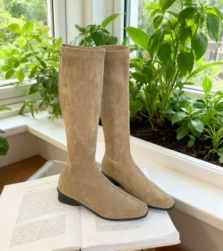 Velūriniai kelių ilgio batai su 5 cm aukščio padidėjimu, kvadratinė nosis, storas kulnas 3–5 cm, rudens-žiemos sezonui.