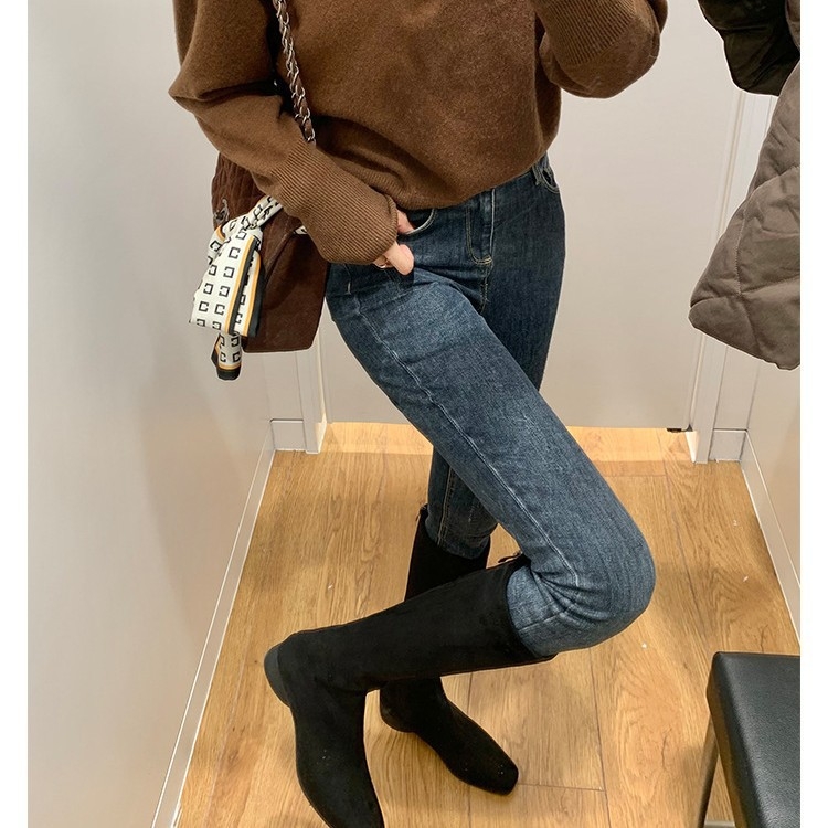 Velūriniai kelių ilgio batai su 5 cm aukščio padidėjimu, kvadratinė nosis, storas kulnas 3–5 cm, rudens-žiemos sezonui.