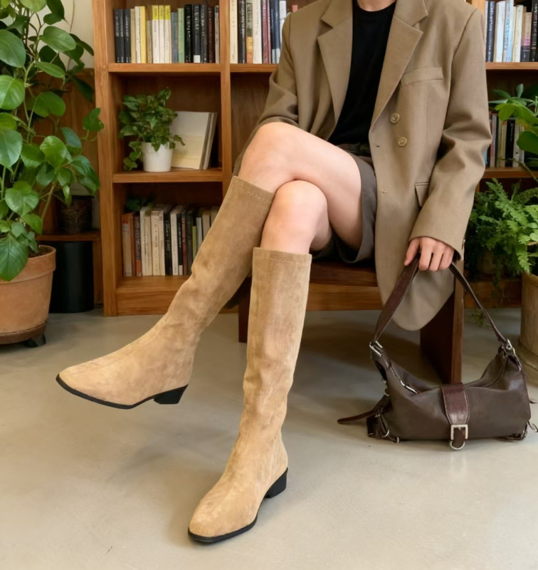 Velūriniai kelių ilgio batai su 5 cm aukščio padidėjimu, kvadratinė nosis, storas kulnas 3–5 cm, rudens-žiemos sezonui.