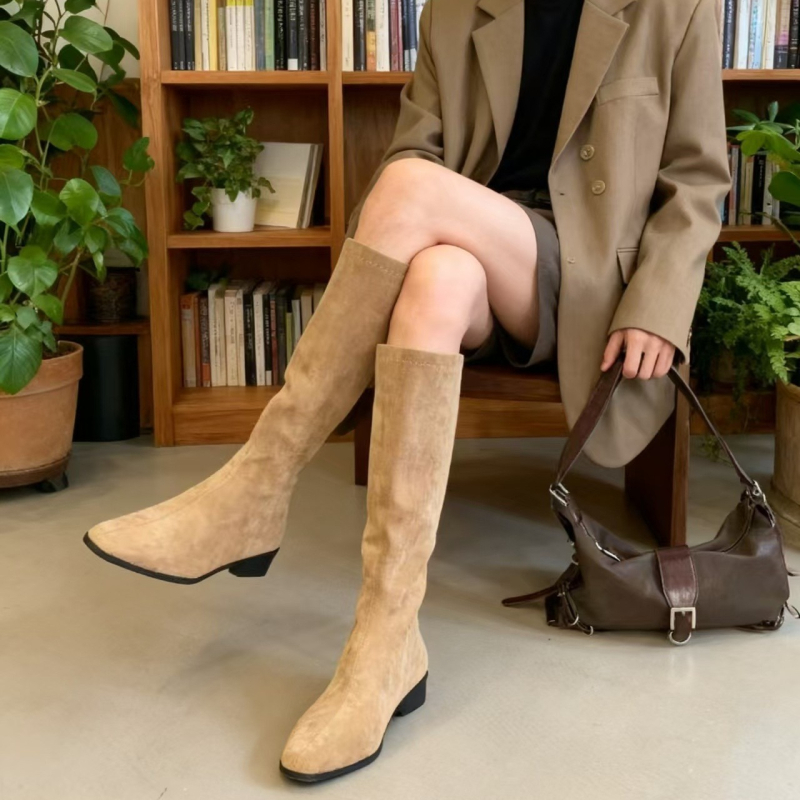 Velūriniai kelių ilgio batai su 5 cm aukščio padidėjimu, kvadratinė nosis, storas kulnas 3–5 cm, rudens-žiemos sezonui.