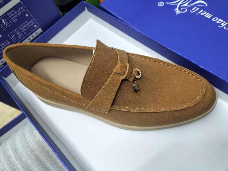 Moteriški slip-on loaferiai su kutais ir sagtimi, paslėpta aukštis, apvali nosis, mikropluošto viršus, guma padas, mikropluošto įdėklas