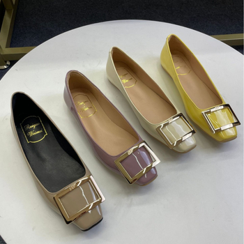 Sieviešu plakanas kurpes ar kvadrātveida purnu — PU augšdaļa, zems papēdis, gumijas zole, slip-on