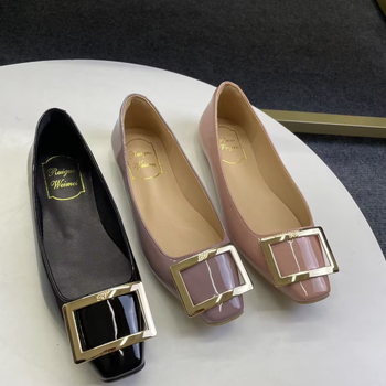 Sieviešu plakanas kurpes ar kvadrātveida purnu — PU augšdaļa, zems papēdis, gumijas zole, slip-on