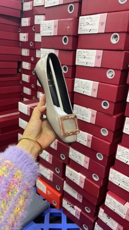 Sieviešu plakanas kurpes ar kvadrātveida purnu — PU augšdaļa, zems papēdis, gumijas zole, slip-on