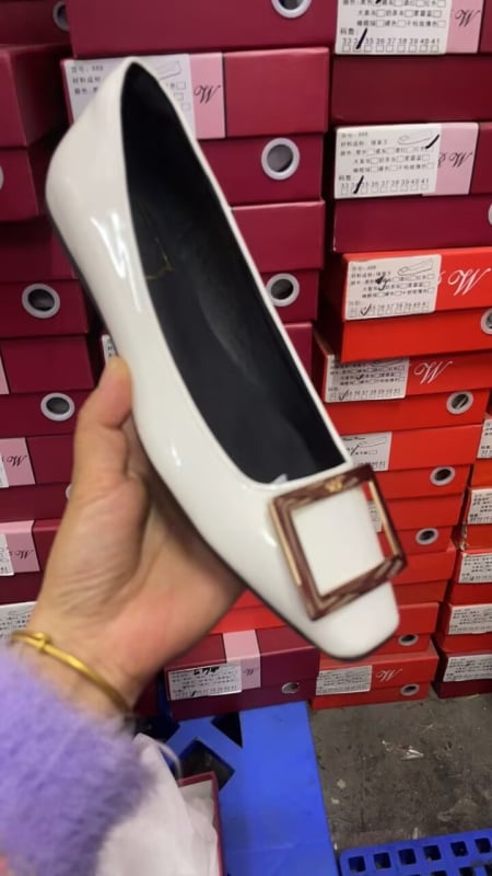 Sieviešu plakanas kurpes ar kvadrātveida purnu — PU augšdaļa, zems papēdis, gumijas zole, slip-on