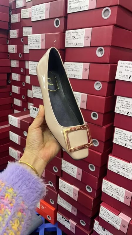 Sieviešu plakanas kurpes ar kvadrātveida purnu — PU augšdaļa, zems papēdis, gumijas zole, slip-on