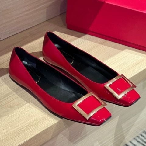 Sieviešu plakanas kurpes ar kvadrātveida purnu — PU augšdaļa, zems papēdis, gumijas zole, slip-on