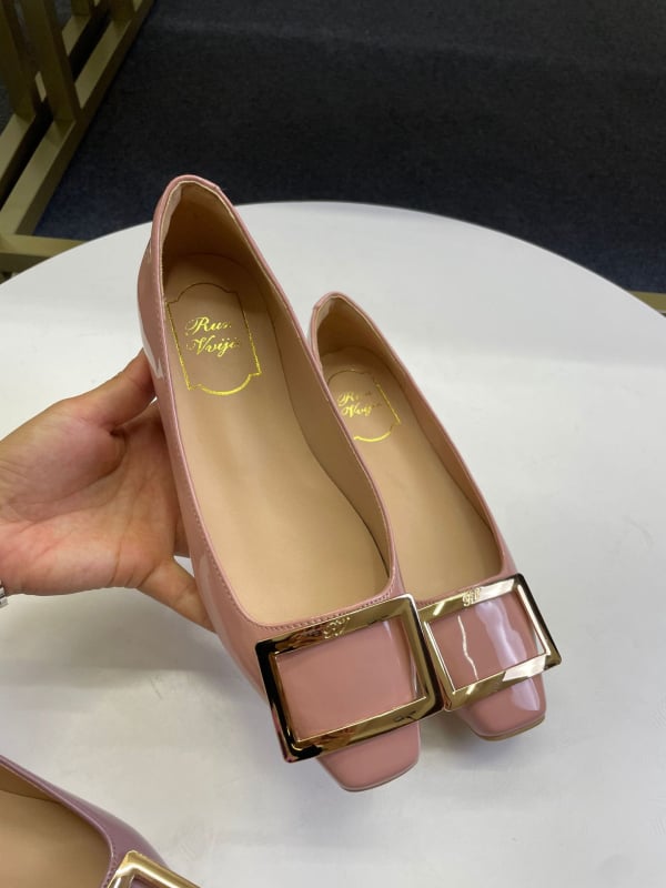 Sieviešu plakanas kurpes ar kvadrātveida purnu — PU augšdaļa, zems papēdis, gumijas zole, slip-on