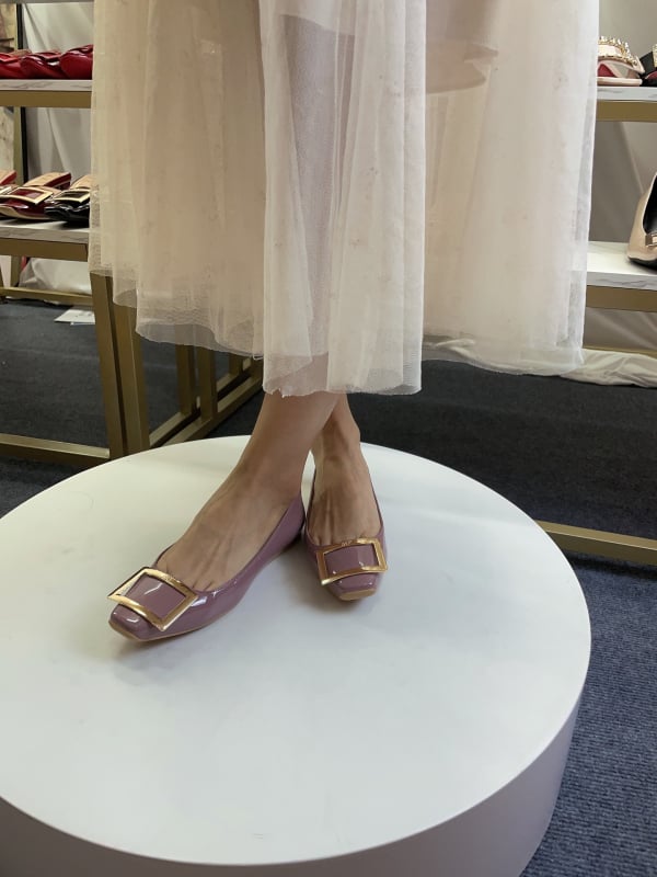 Sieviešu plakanas kurpes ar kvadrātveida purnu — PU augšdaļa, zems papēdis, gumijas zole, slip-on