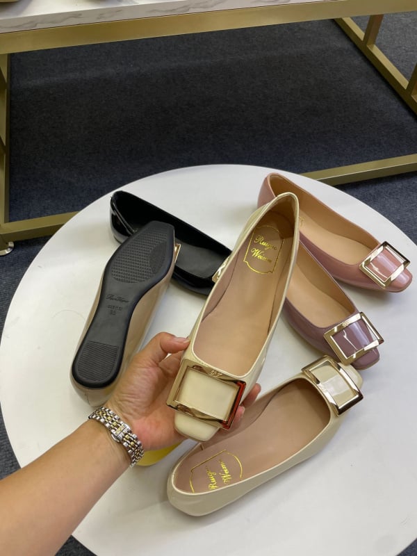 Sieviešu plakanas kurpes ar kvadrātveida purnu — PU augšdaļa, zems papēdis, gumijas zole, slip-on