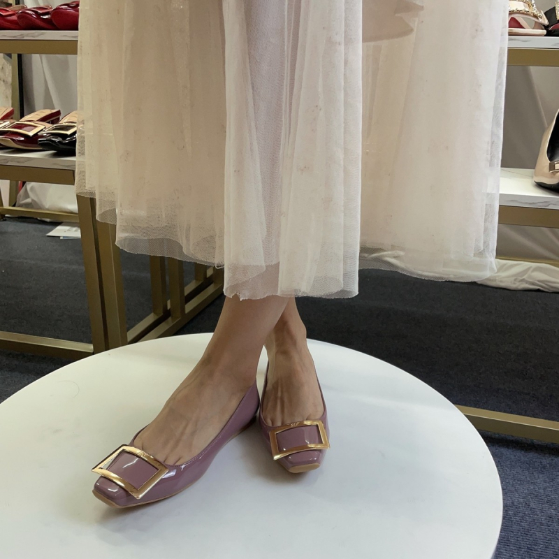 Sieviešu plakanas kurpes ar kvadrātveida purnu — PU augšdaļa, zems papēdis, gumijas zole, slip-on