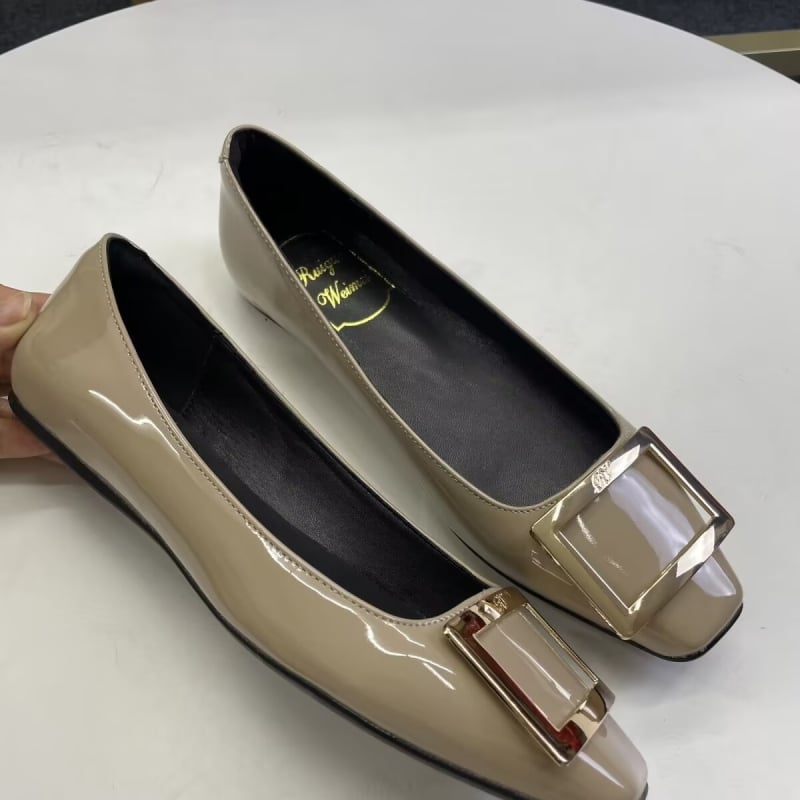 Sieviešu plakanas kurpes ar kvadrātveida purnu — PU augšdaļa, zems papēdis, gumijas zole, slip-on