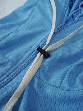 Kapucēta viegls elpojošs krekls no polipropilēna auduma, piemērots ārējai makšķerēšanai, ar sānu kabatām