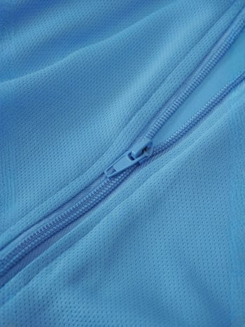 Kapucēta viegls elpojošs krekls no polipropilēna auduma, piemērots ārējai makšķerēšanai, ar sānu kabatām