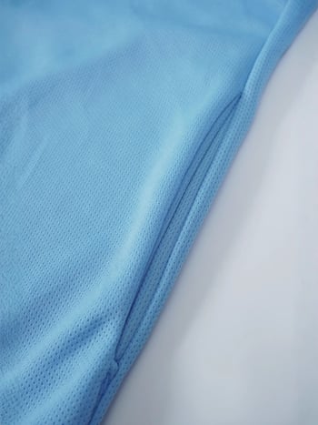 Kapucēta viegls elpojošs krekls no polipropilēna auduma, piemērots ārējai makšķerēšanai, ar sānu kabatām