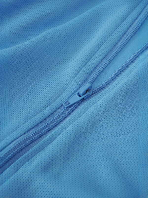 Kapucēta viegls elpojošs krekls no polipropilēna auduma, piemērots ārējai makšķerēšanai, ar sānu kabatām