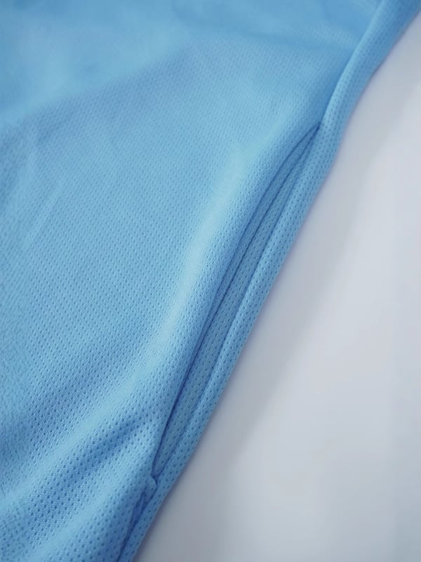 Kapucēta viegls elpojošs krekls no polipropilēna auduma, piemērots ārējai makšķerēšanai, ar sānu kabatām