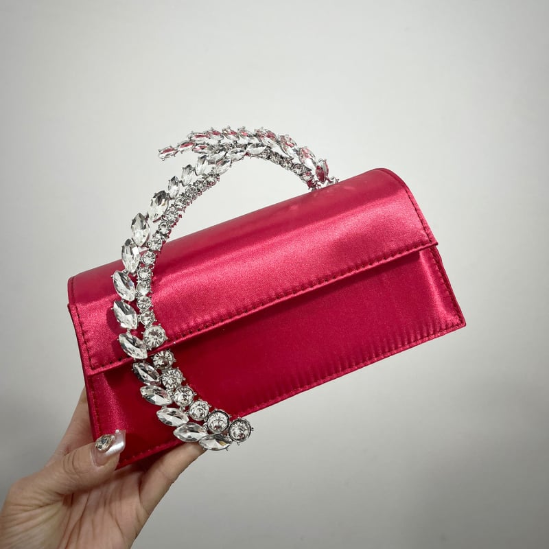 Scyusuyusu rokassoma pilsētas stilā, zīda materiāls, horizontāla kvadrāta forma, slēgts atvērums, iekšējā rāvējslēdzēja kabata