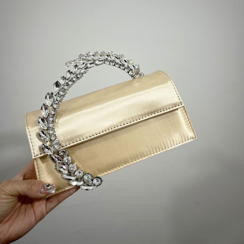 Scyusuyusu rokassoma pilsētas stilā, zīda materiāls, horizontāla kvadrāta forma, slēgts atvērums, iekšējā rāvējslēdzēja kabata