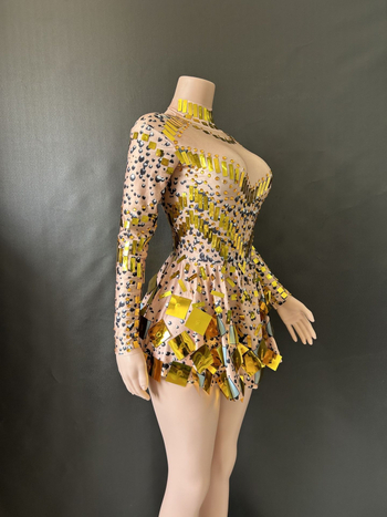 Vakara kleita ar gariem piedurknēm, šaurs A-līnijas siluets, halterna kakls un atvērta mugura; rudens 2023 izlase; audums: elastāns; galvenais audums: cits 30–50%; otra sastāvdaļa: elastāns zem 30%; retro stils