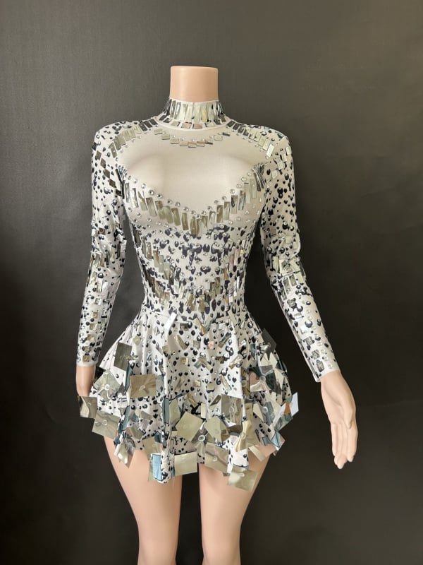 Vakara kleita ar gariem piedurknēm, šaurs A-līnijas siluets, halterna kakls un atvērta mugura; rudens 2023 izlase; audums: elastāns; galvenais audums: cits 30–50%; otra sastāvdaļa: elastāns zem 30%; retro stils