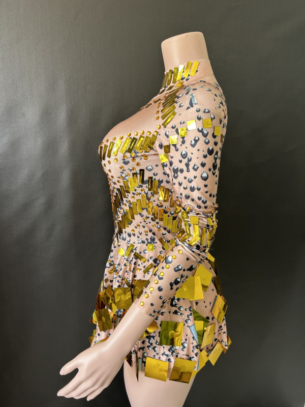 Vakara kleita ar gariem piedurknēm, šaurs A-līnijas siluets, halterna kakls un atvērta mugura; rudens 2023 izlase; audums: elastāns; galvenais audums: cits 30–50%; otra sastāvdaļa: elastāns zem 30%; retro stils