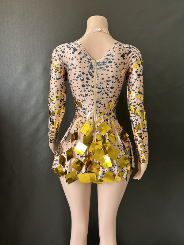 Vakara kleita ar gariem piedurknēm, šaurs A-līnijas siluets, halterna kakls un atvērta mugura; rudens 2023 izlase; audums: elastāns; galvenais audums: cits 30–50%; otra sastāvdaļa: elastāns zem 30%; retro stils