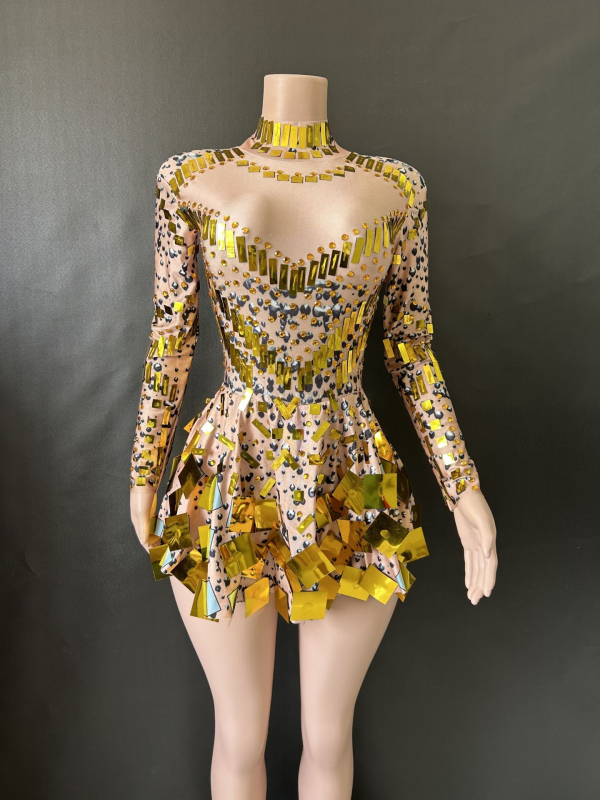 Vakara kleita ar gariem piedurknēm, šaurs A-līnijas siluets, halterna kakls un atvērta mugura; rudens 2023 izlase; audums: elastāns; galvenais audums: cits 30–50%; otra sastāvdaļa: elastāns zem 30%; retro stils