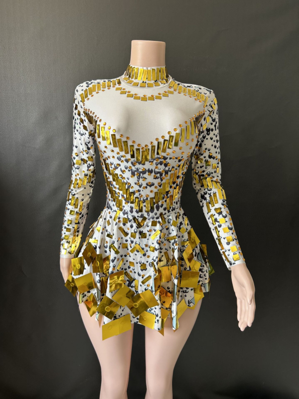 Vakara kleita ar gariem piedurknēm, šaurs A-līnijas siluets, halterna kakls un atvērta mugura; rudens 2023 izlase; audums: elastāns; galvenais audums: cits 30–50%; otra sastāvdaļa: elastāns zem 30%; retro stils