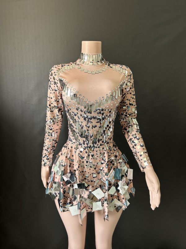 Vakara kleita ar gariem piedurknēm, šaurs A-līnijas siluets, halterna kakls un atvērta mugura; rudens 2023 izlase; audums: elastāns; galvenais audums: cits 30–50%; otra sastāvdaļa: elastāns zem 30%; retro stils