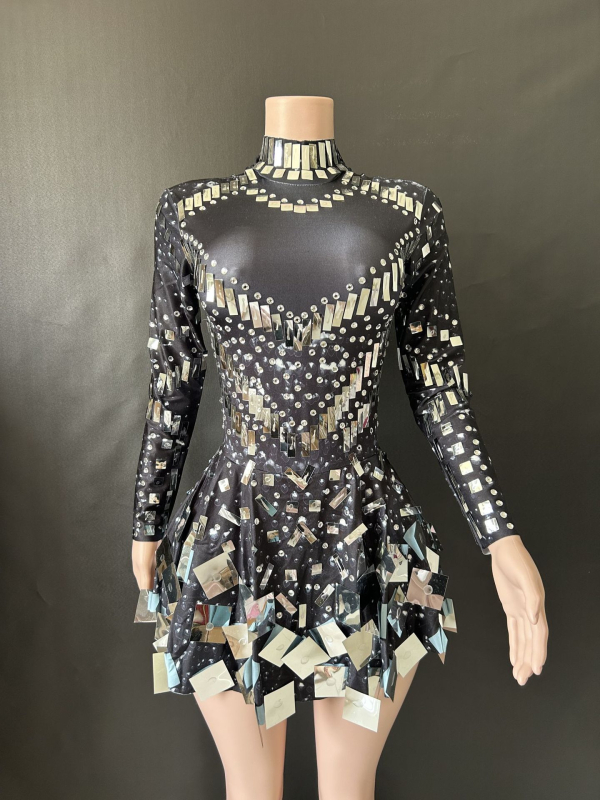 Vakara kleita ar gariem piedurknēm, šaurs A-līnijas siluets, halterna kakls un atvērta mugura; rudens 2023 izlase; audums: elastāns; galvenais audums: cits 30–50%; otra sastāvdaļa: elastāns zem 30%; retro stils