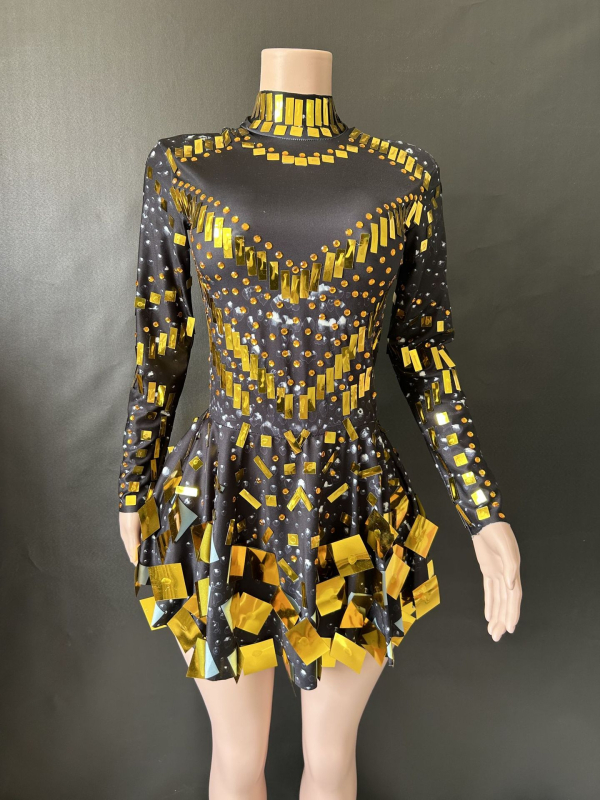 Vakara kleita ar gariem piedurknēm, šaurs A-līnijas siluets, halterna kakls un atvērta mugura; rudens 2023 izlase; audums: elastāns; galvenais audums: cits 30–50%; otra sastāvdaļa: elastāns zem 30%; retro stils