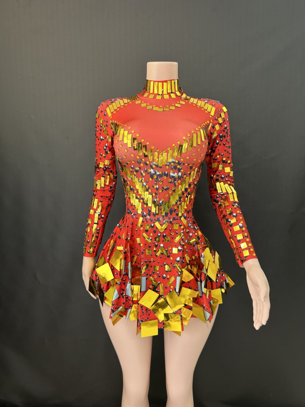 Vakara kleita ar gariem piedurknēm, šaurs A-līnijas siluets, halterna kakls un atvērta mugura; rudens 2023 izlase; audums: elastāns; galvenais audums: cits 30–50%; otra sastāvdaļa: elastāns zem 30%; retro stils